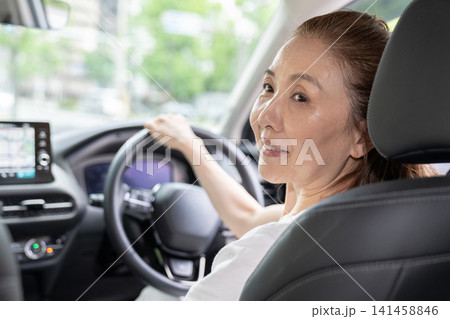 シニア女性と自動車 シニア女性と自動車 141458846