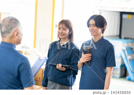 会話するスタッフ 会話するスタッフ 141458850