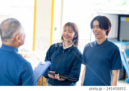 会話するスタッフ 会話するスタッフ 141458852