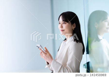 スマホを操作する女性 141458969