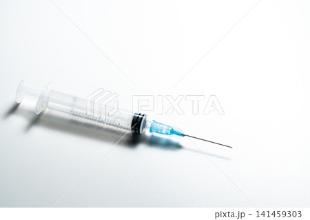 白背景に配置した注射器が印象的な医療イメージ 141459303