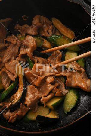 ナスとキュウリと豚肉のピリ辛味噌炒めの料理シーン ナスとキュウリと豚肉のピリ辛味噌炒めの料理シーン 141460167