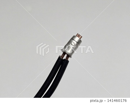 電気工事士試験の練習:リングスリーブで圧着接続されたVVFケーブルの芯線 電気工事士試験の練習:リングスリーブで圧着接続されたVVFケーブルの芯線 141460176