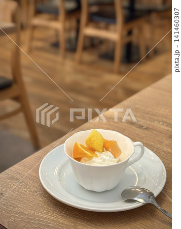 生クリームとフルーツを添えたパンナコッタ 生クリームとフルーツを添えたパンナコッタ 141460307