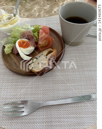 ナチュラルな朝食プレートとコーヒーのある朝の食卓 ナチュラルな朝食プレートとコーヒーのある朝の食卓 141460673