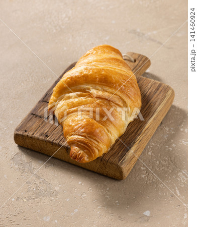 freshly baked croissant 141460924