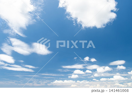 沖縄県宜野湾市の夏の青空と白い雲 141461008