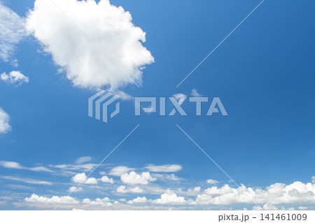 沖縄県宜野湾市の夏の青空と白い雲 沖縄県宜野湾市の夏の青空と白い雲 141461009