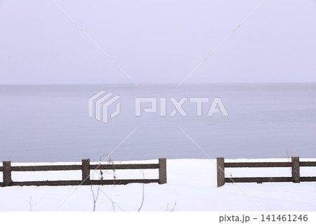 雪に覆われた湖 雪に覆われた湖 141461246