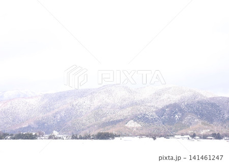 雪と山の風景 雪と山の風景 141461247