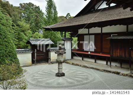 夏の雲龍院　霊明殿前の灯篭と庭園(京都市東山区) 141461543