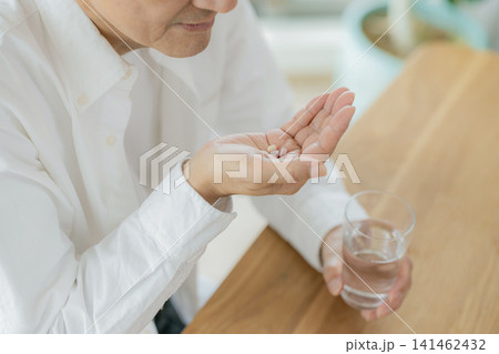 薬を飲む男性 薬を飲む男性 141462432
