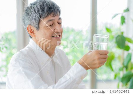 水を飲むシニア男性 水を飲むシニア男性 141462441
