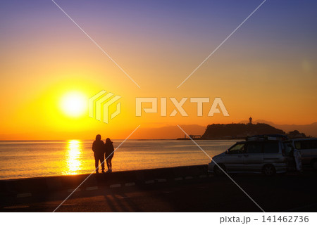 七里ヶ浜で夕景を眺めるカップル 七里ヶ浜で夕景を眺めるカップル 141462736
