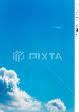 夏の青空と飛行機雲 広いコピースペースの背景素材 夏の青空と飛行機雲 広いコピースペースの背景素材 141462892