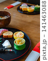 おせち料理と味噌汁が並ぶ伝統的なお正月の食卓 141463088