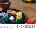 お正月飾りと共に並んだおせち料理と味噌汁の食卓風景 141463089