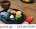 正月飾りと共に並んだおせち料理と味噌汁の祝い膳 141463090