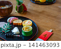 新春を祝うおせち料理と味噌汁、正月飾りの食卓 141463093