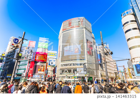 東京 正月の渋谷スクランブル交差点 ※一部ソフトフォーカス 東京 正月の渋谷スクランブル交差点 ※一部ソフトフォーカス 141463315