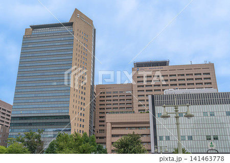 東京科学大学湯島キャンパスの高層ビル群と街灯【東京都文京区湯島】 141463778
