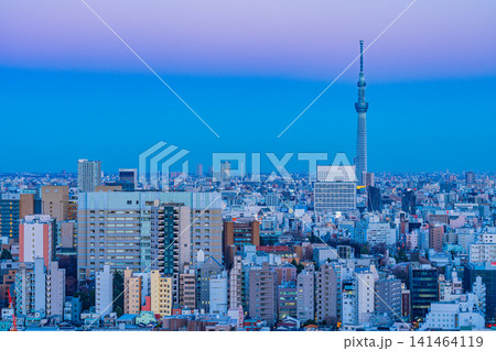 【東京都】スカイツリーのある都市風景 夕景 【東京都】スカイツリーのある都市風景 夕景 141464119