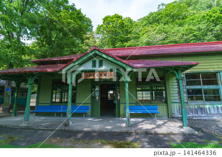北海道旭川市 神居古潭に残る旧神居古潭駅の歴史的駅舎 141464336
