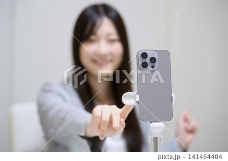 ライブ配信をする日本人女性 141464404