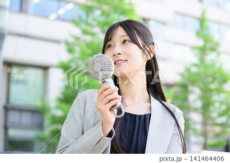 ハンディファンを使う日本人女性 ハンディファンを使う日本人女性 141464406