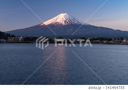 河口湖湖畔から望む夜明けに染まる富士山の風景 河口湖湖畔から望む夜明けに染まる富士山の風景 141464785