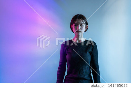 カラフルな照明に照らされる若い女性 141465035