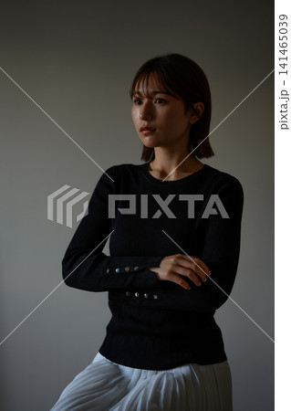 腕を組む若い女性 腕を組む若い女性 141465039