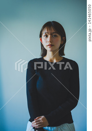 正面を向く若い女性、穏やかな表情 141465050