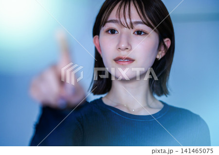 指で画面に触れる女性 141465075