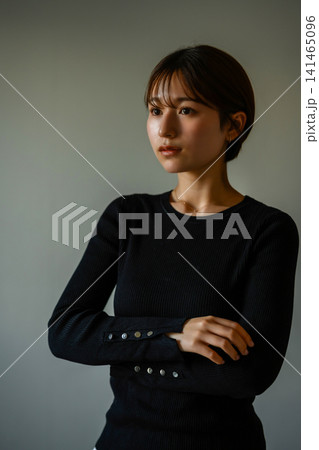 腕を組んでこちらを見る若い女性 腕を組んでこちらを見る若い女性 141465096