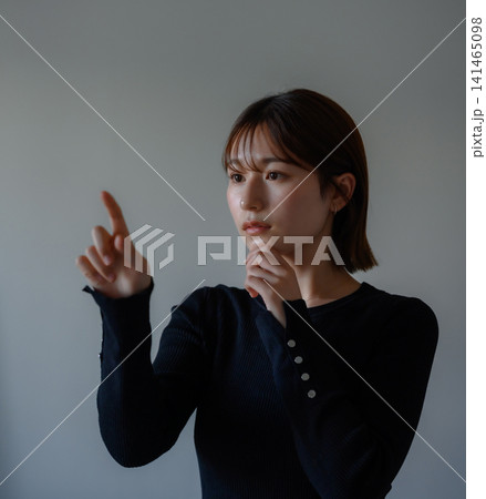 指で触れる女性 指で触れる女性 141465098