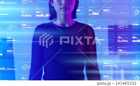 データ画面の前で立つ若い女性 データ画面の前で立つ若い女性 141465102