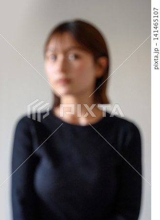 黒い服を着た若い女性のポートレート 黒い服を着た若い女性のポートレート 141465107