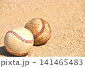 土のグラウンドに転がる1球の野球ボール 141465483