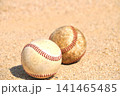 土のグラウンドに転がる1球の野球ボール 141465485