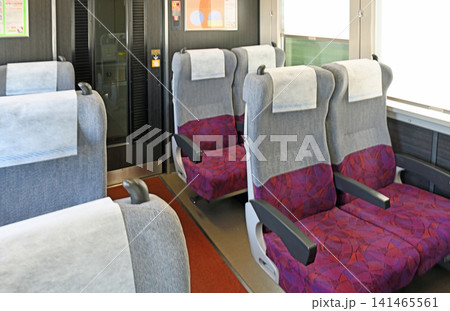 在来線のグリーン車座席 明るい光が差し込む快適で上質な車内 在来線のグリーン車座席 明るい光が差し込む快適で上質な車内 141465561