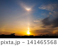サンピラー・上部タンジェントアーク・幻日が同時に観測された朝焼けの空 141465568
