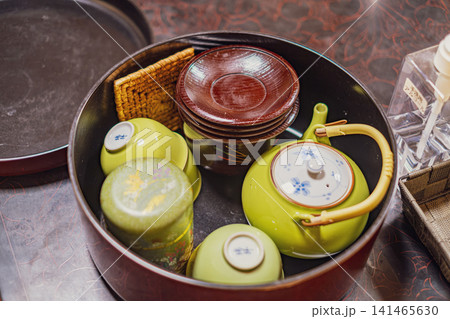 【#旅館】和室に用意されたお茶セットと茶器 141465630