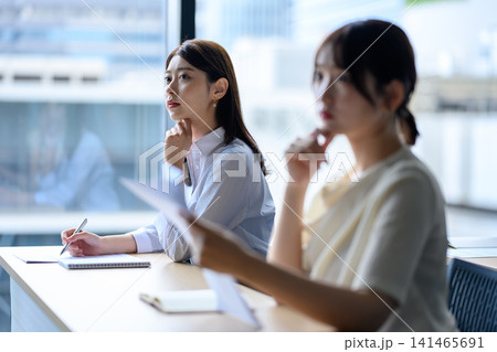 講義中に考え込む女性 講義中に考え込む女性 141465691