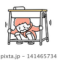地震が来て机の下に隠れる男の子_2色 141465734