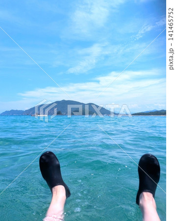 透明な海に浮かんで夏を楽しむ一人称視点 透明な海に浮かんで夏を楽しむ一人称視点 141465752