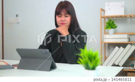 young businesswoman working in the office young businesswoman working in the office 141465811