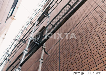 マンションの大規模修繕工事における外壁の足場 141468956