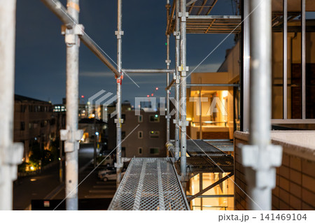 夜間の住宅街に立ち並ぶ建築用足場と静寂な風景 夜間の住宅街に立ち並ぶ建築用足場と静寂な風景 141469104