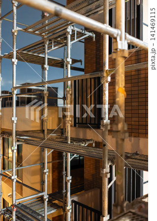 老朽化対策の大規模修繕工事が行われるマンションの夜景 老朽化対策の大規模修繕工事が行われるマンションの夜景 141469115